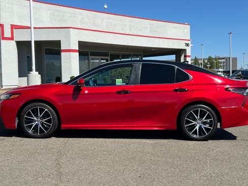 Used 2022 Toyota Camry SE FWD image 9