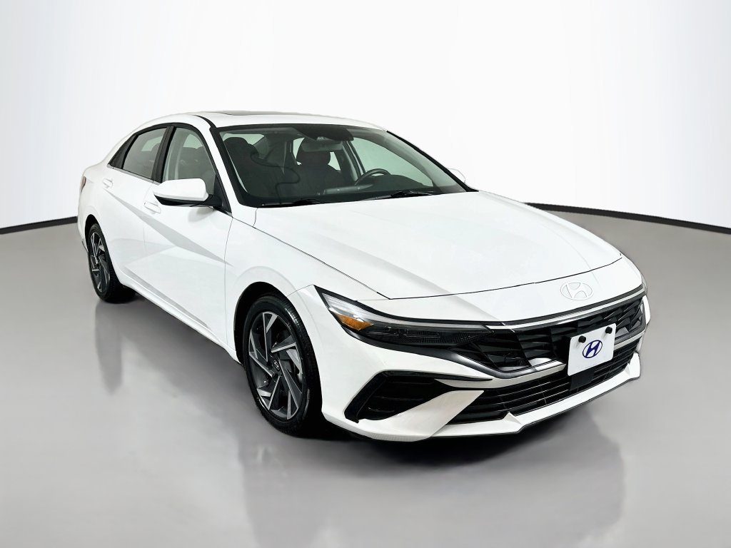 Used 2025 Hyundai Elantra SEL FWD image 3