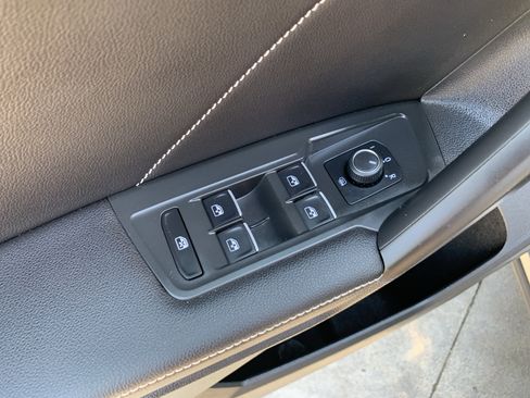 Used 2023 Volkswagen Tiguan SE FWD image 11