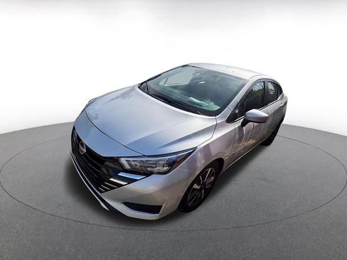 Used 2025 Nissan Versa SV image 2