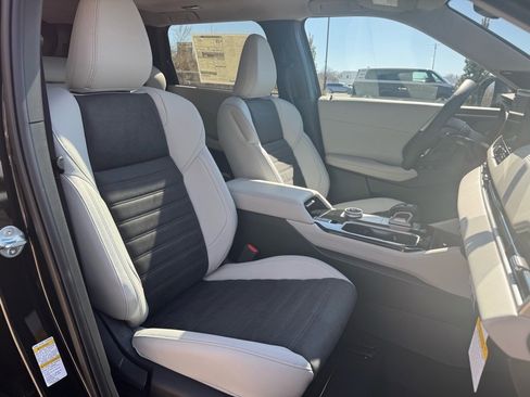 New 2025 Mitsubishi Outlander SE image 12