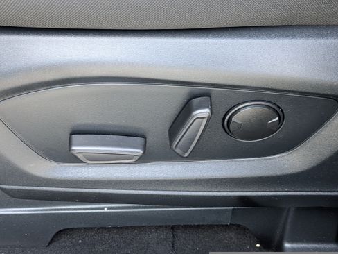 Used 2024 Ford Explorer XLT RWD image 19