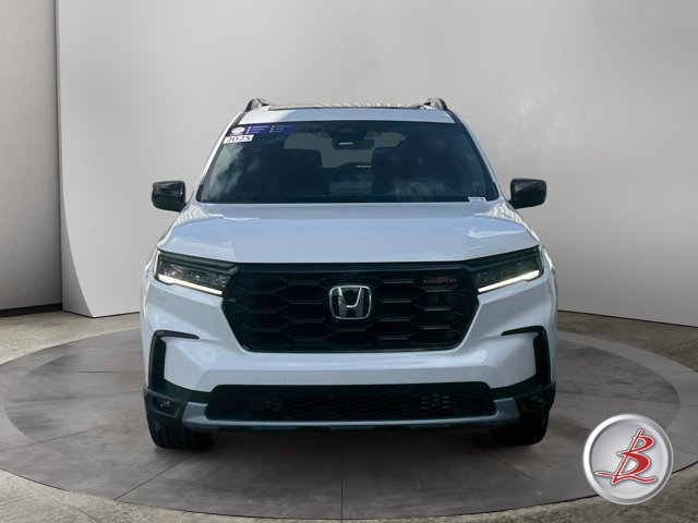Used 2025 Honda Pilot TrailSport image 2