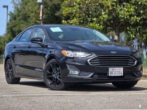 Used 2019 Ford Fusion SE w/ Equipment Group 151A image 2