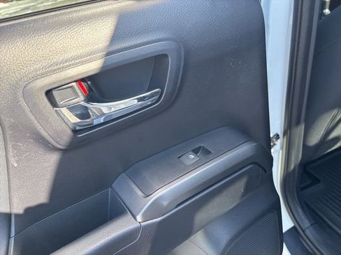 Used 2020 Toyota Tacoma TRD Off-Road image 19