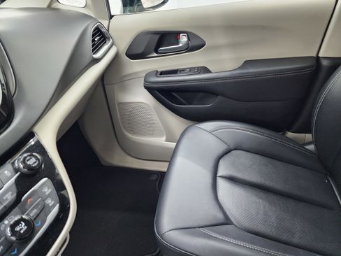 Used 2024 Chrysler Pacifica Touring-L FWD image 13