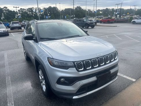 Used 2025 Jeep Compass Limited AWD/4WD image 3