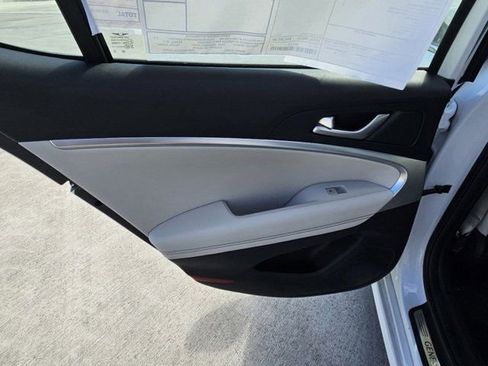 Used 2025 Genesis G70 2.5T image 14