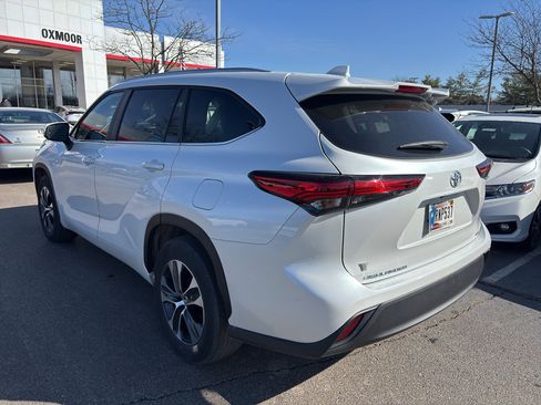 Used 2023 Toyota Highlander XLE image 4