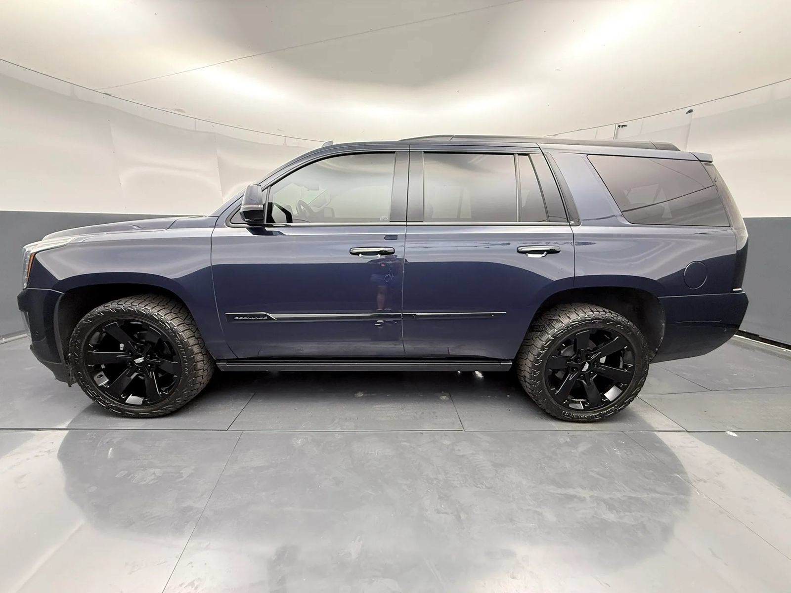 Used 2018 Cadillac Escalade Premium Luxury AWD/4WD image 4