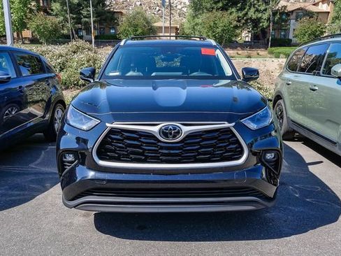 Used 2024 Toyota Highlander XLE FWD image 5