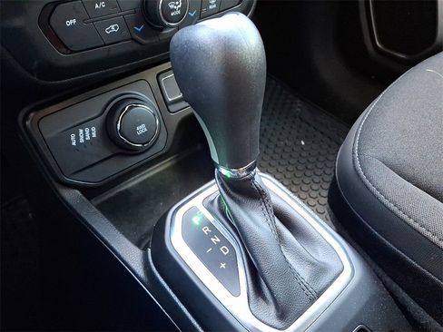 Used 2023 Jeep Renegade Latitude w/ Premium Group image 16