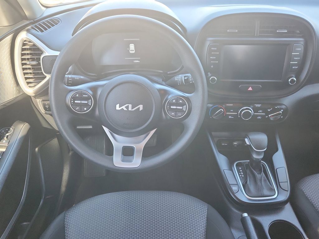 Used 2025 Kia Soul LX w/ LX Technology Package FWD image 10