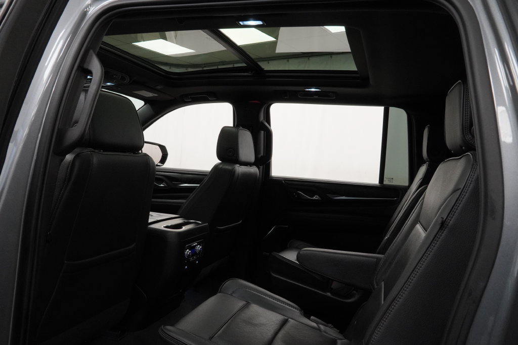 Used 2021 GMC Yukon XL Denali w/ Denali Premium Package AWD/4WD image 5