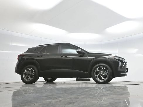Used 2025 Chevrolet Trax LT FWD image 61