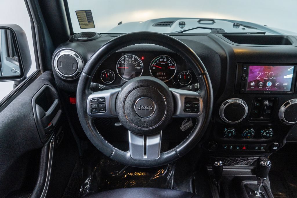 Used 2015 Jeep Wrangler Unlimited Rubicon AWD/4WD image 16