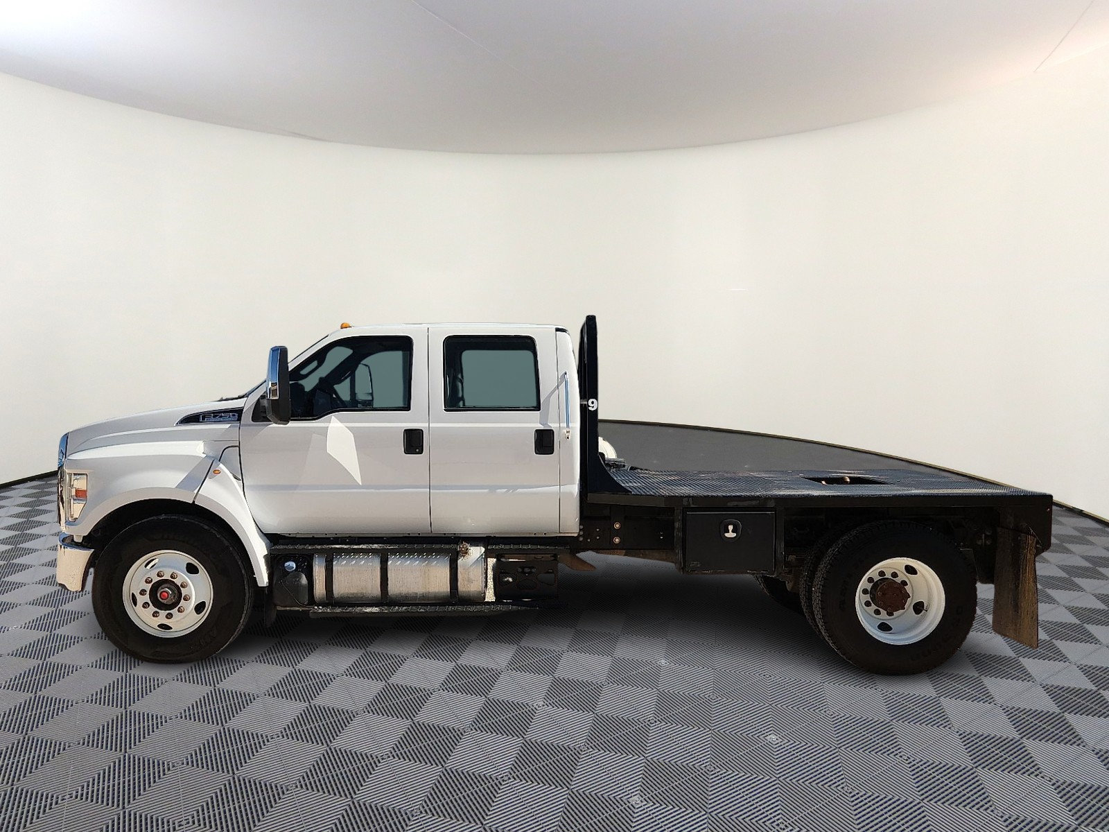 Used 2022 Ford F750 2WD Crew Cab Super Duty image 2