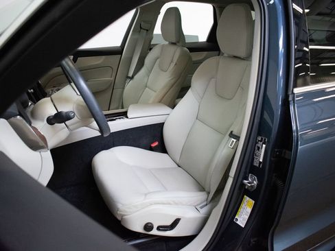 Used 2021 Volvo XC60 T5 Momentum w/ Protection Package Premier AWD/4WD image 20