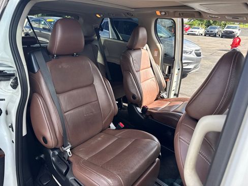Used 2015 Toyota Sienna Limited Premium FWD image 18