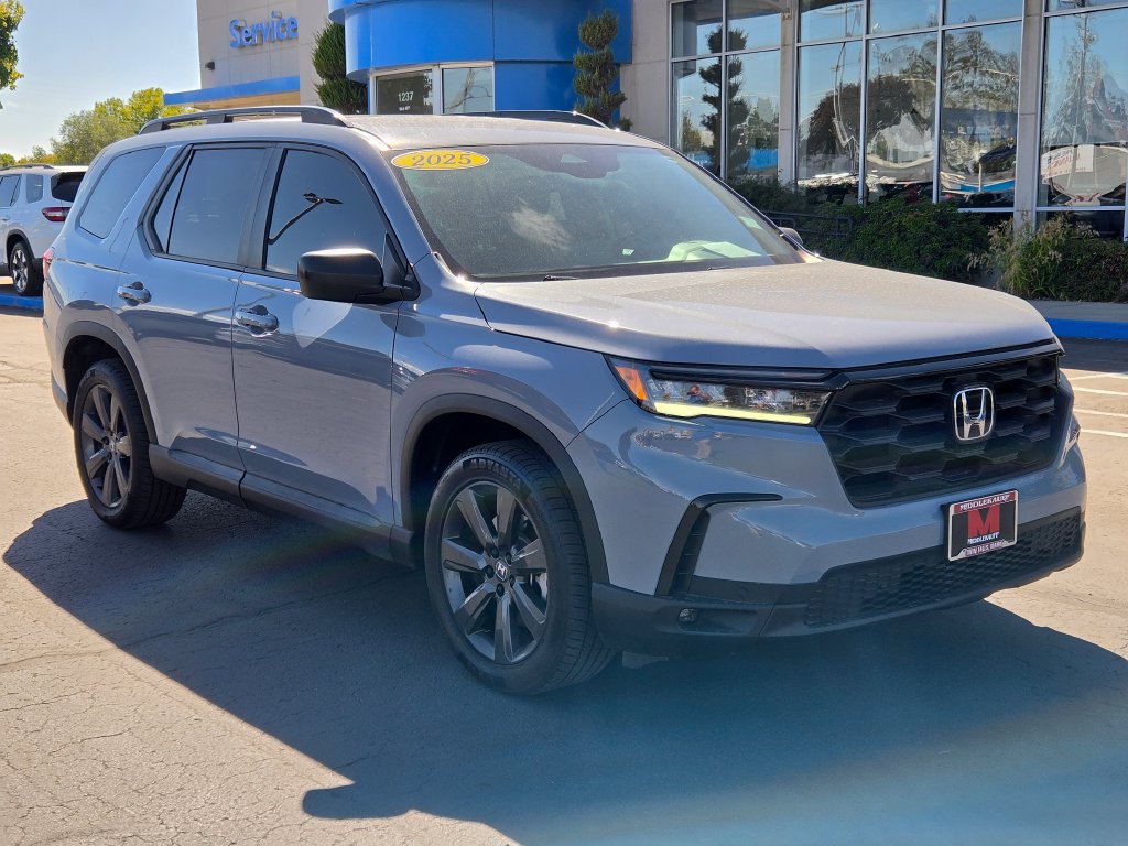 Used 2025 Honda Pilot Sport image 1