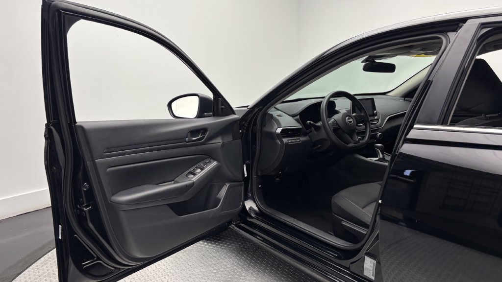 Used 2025 Nissan Altima 2.5 S FWD image 15