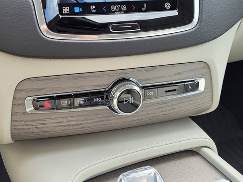 Certified 2025 Volvo XC90 T8 Ultra image 25