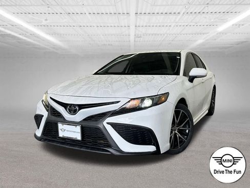 Used 2023 Toyota Camry SE image 1