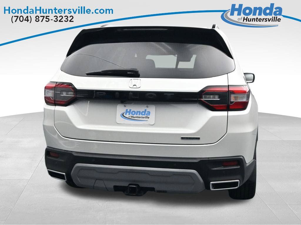Used 2025 Honda Pilot Touring image 7