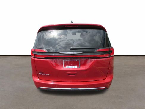 Used 2025 Chrysler Pacifica Select FWD image 4