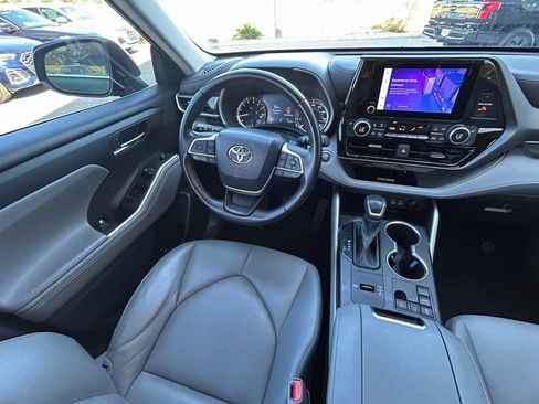 Used 2023 Toyota Highlander XLE FWD image 9