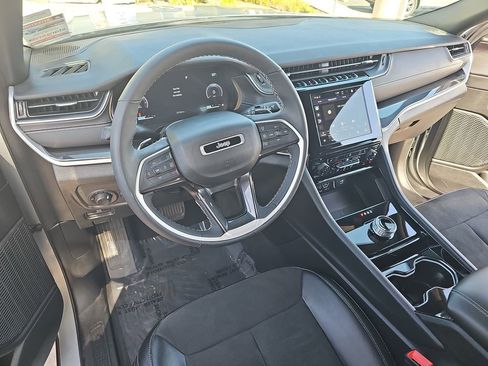 Used 2023 Jeep Grand Cherokee L Laredo image 17