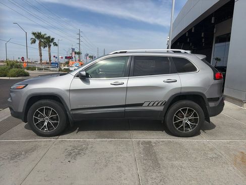 Used 2018 Jeep Cherokee Limited AWD/4WD image 2