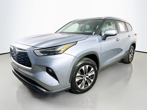 Used 2023 Toyota Highlander XLE image 2