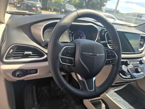 Used 2024 Chrysler Pacifica Touring-L FWD image 25