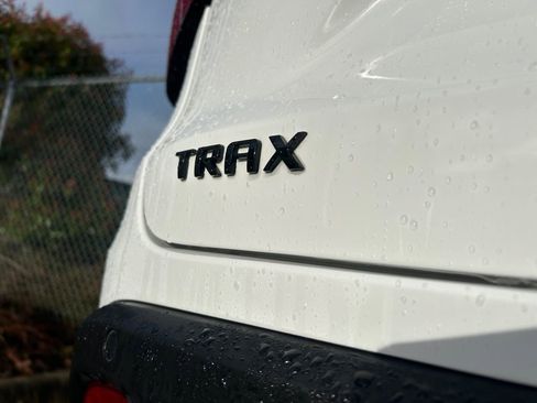 Used 2025 Chevrolet Trax RS w/ Sunroof Package FWD image 33