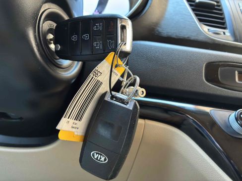 Used 2015 Kia Sedona LX w/ LX Convenience Package FWD image 64
