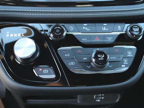 New 2026 Chrysler Pacifica Select image 20