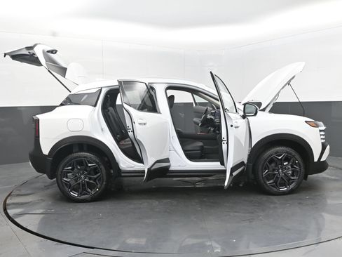 Certified 2025 Nissan Kicks SR FWD image 44