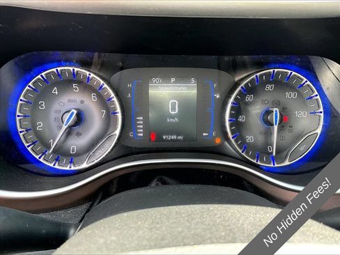Used 2022 Chrysler Voyager LX FWD image 17