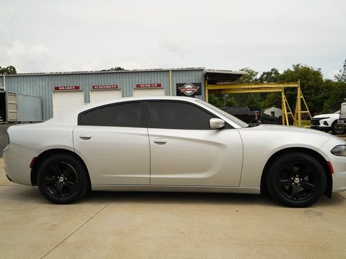 Used 2020 Dodge Charger SXT w/ Leather Interior Group RWD image 3
