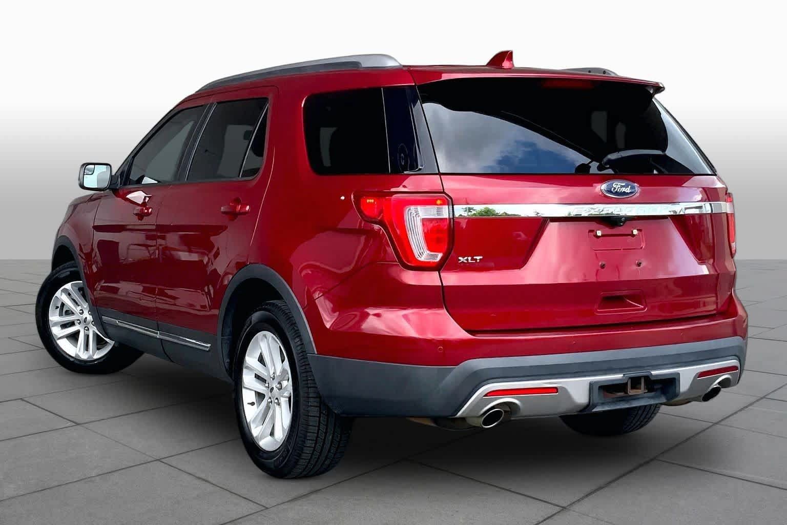 Used 2017 Ford Explorer XLT FWD image 11