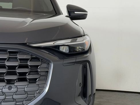 Used 2025 Audi Q5 Premium w/ Convenience Package image 11