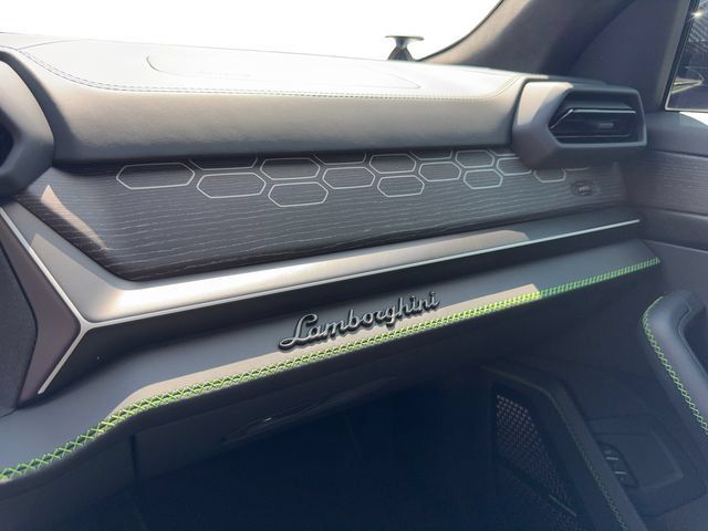 Used 2025 Lamborghini Urus SE AWD/4WD image 17
