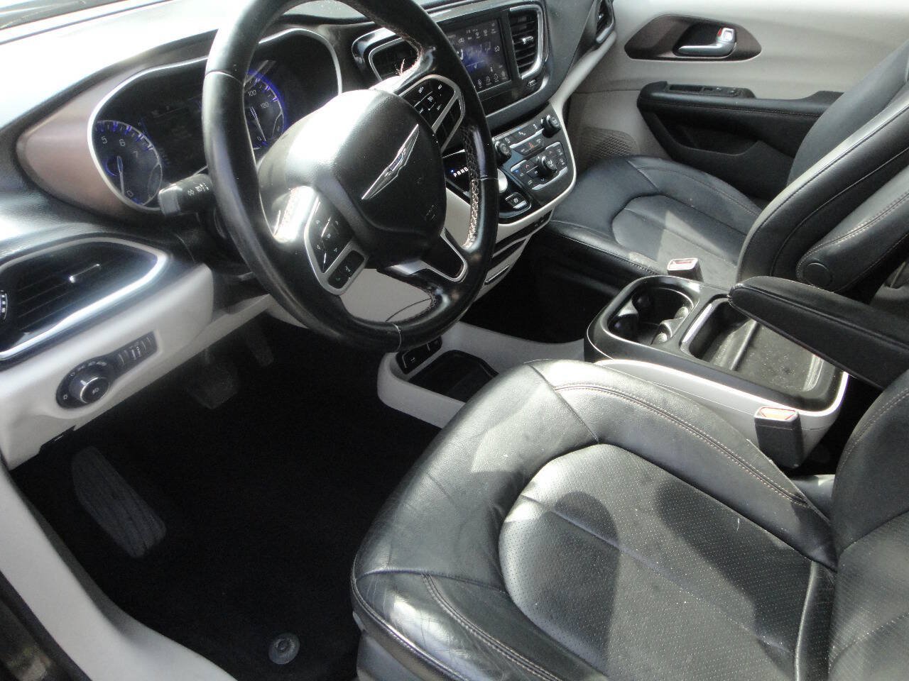 Used 2018 Chrysler Pacifica Touring-L FWD image 7