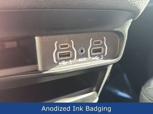 Used 2024 Chrysler Pacifica Select image 33