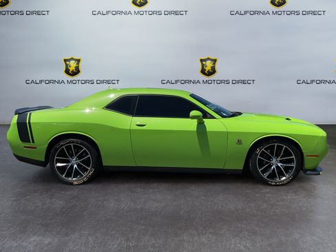 Used 2015 Dodge Challenger R/T Scat Pack w/ Leather Interior Group RWD image 4