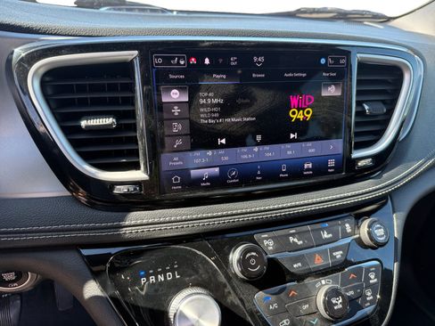Used 2022 Chrysler Pacifica Touring-L w/ Uconnect Theater Family Group FWD image 12