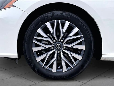 Used 2025 Nissan Altima 2.5 SV image 10