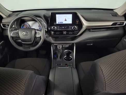Used 2024 Toyota Highlander LE FWD image 26