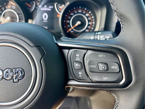 Used 2025 Jeep Gladiator Sport AWD/4WD image 19